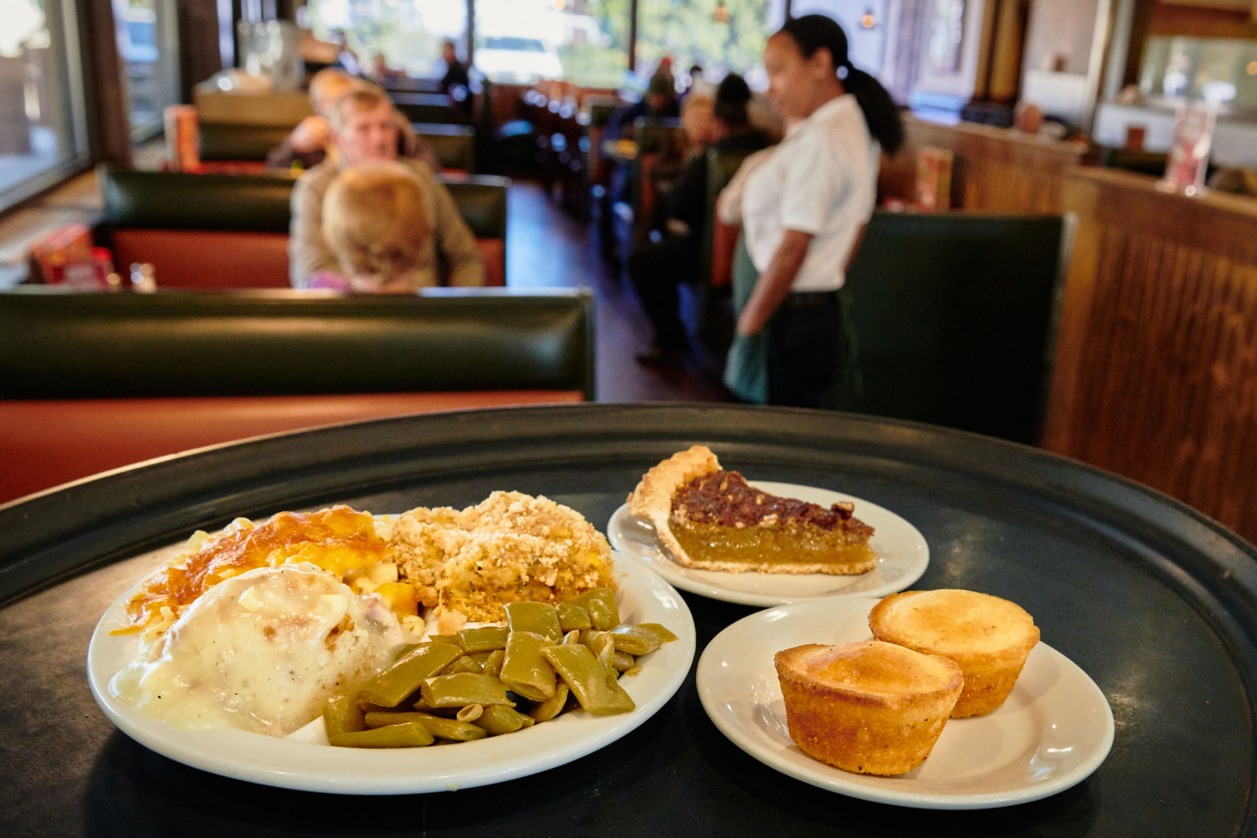 Mac and cheese hanging out on the back of a plate at Lizard’s Thicket